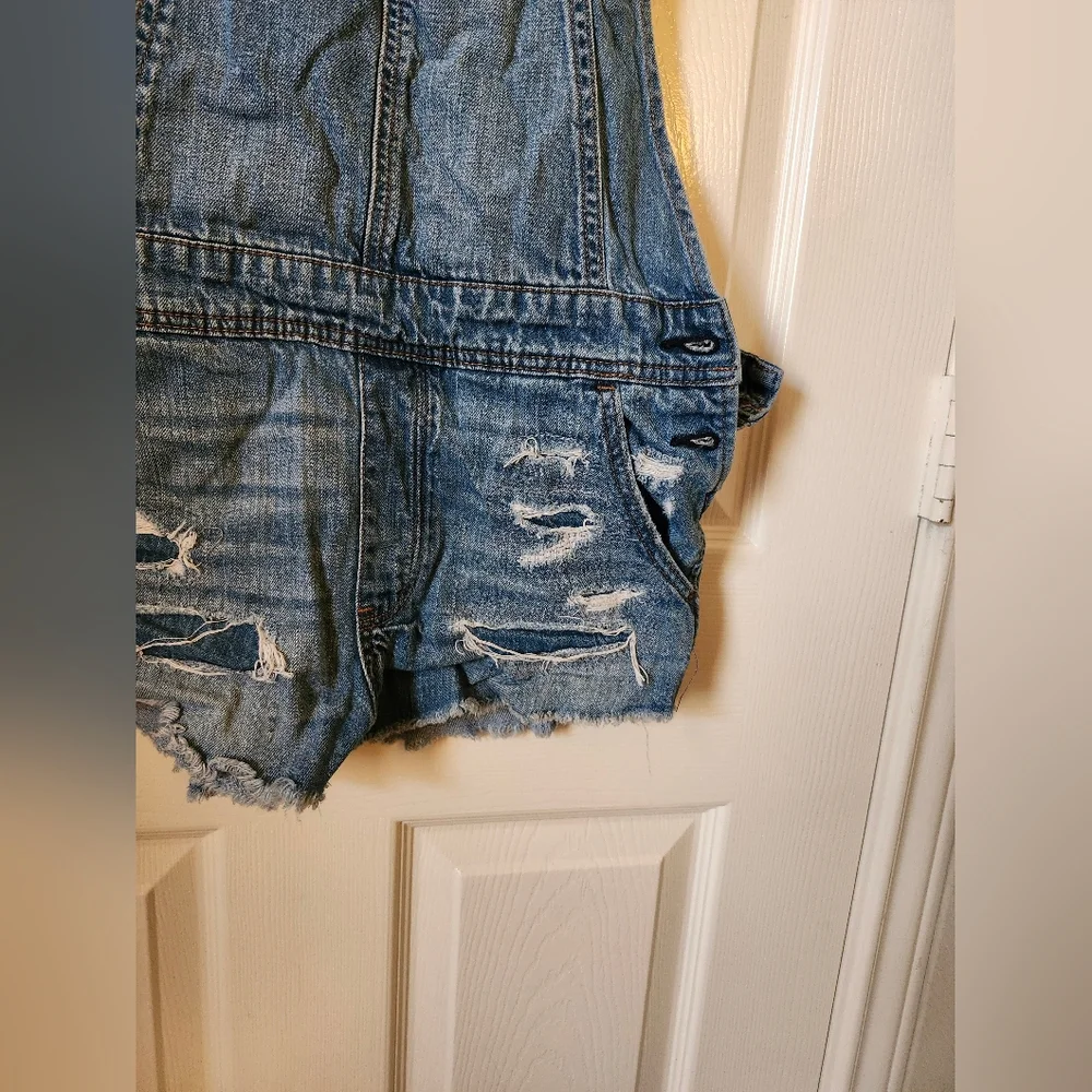 American Eagle Outfitters stylish denim